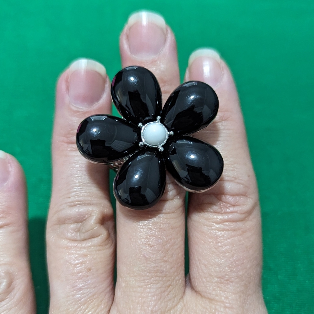 Flower stretch ring in black and white